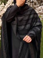 ⁦🖤 عباية سوداء أنيقة – فخامة التفاصيل وبساطة التصميم⁩ - الصورة ⁦2⁩