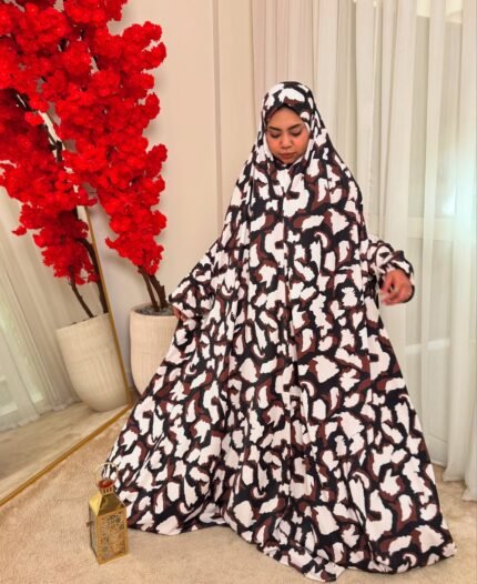 🌸 عباية ملونة أنيقة – إشراقة تناسب كل يوم