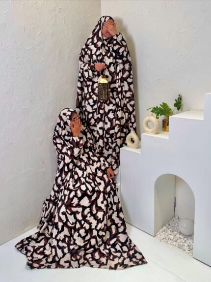 🌸 عباية ملونة أنيقة – إشراقة تناسب كل يوم