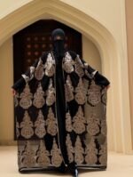 ⁦🖤 عباية سوداء أنيقة – فخامة التفاصيل وبساطة التصميم⁩ - الصورة ⁦3⁩