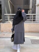 ⁦🖤 عباية سوداء أنيقة – فخامة التفاصيل وبساطة التصميم⁩ - الصورة ⁦2⁩