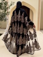 ⁦🖤 عباية سوداء أنيقة – فخامة التفاصيل وبساطة التصميم⁩ - الصورة ⁦2⁩