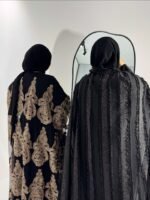 ⁦🖤 عباية سوداء أنيقة – فخامة التفاصيل وبساطة التصميم⁩ - الصورة ⁦4⁩