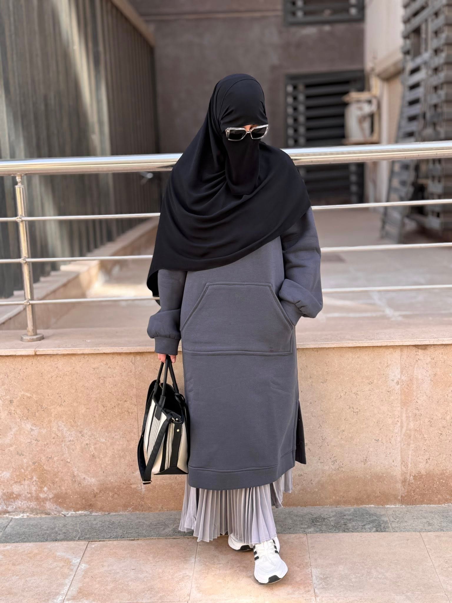 631913706_122178116162479052_5875715515843509331_n 🖤 عباية سوداء أنيقة – فخامة التفاصيل وبساطة التصميم - الصورة 1