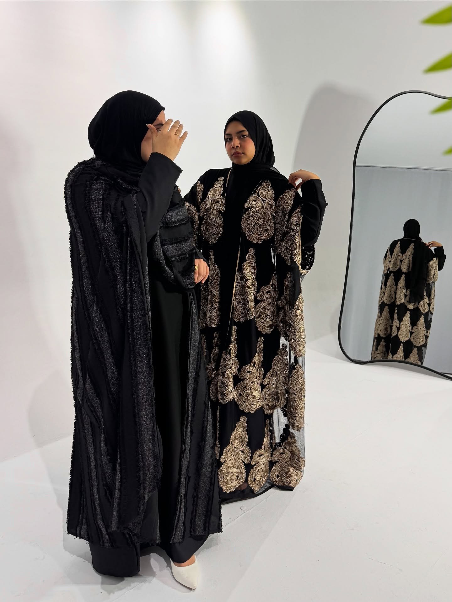 633447541_17955068787061805_943074034393038418_n 🖤 عباية سوداء أنيقة – فخامة التفاصيل وبساطة التصميم - الصورة 1